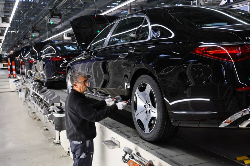 © Reuters. FILE PHOTO: A worker attaches a part to a Mercedes-Maybach car on a production line of 