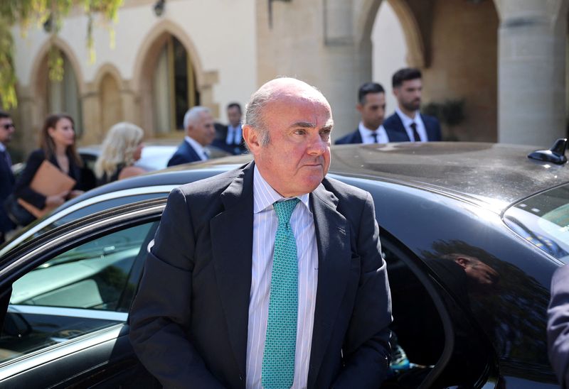 &copy; Reuters. Il vicepresidente della Banca centrale europea (BCE) Luis de Guindos arriva a Nicosia, Cipro, 4 ottobre 2023. REUTERS/Yiannis Kourtoglou