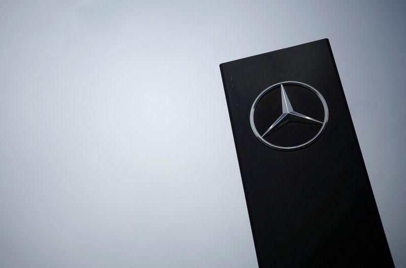 © Reuters. FILE PHOTO: The logo of Mercedes-Benz is seen outside a Mercedes-Benz car dealer in Reze near Nantes, France, March 27, 2024. REUTERS/Stephane Mahe/File photo