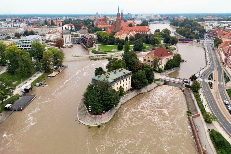 © Reuters. FILE PHOTO: A drone view of  Oder river during flooding in Wroclaw, Poland September 19, 2024.  Patryk Ogorzalek/Agencja Wyborcza.pl/via REUTERS/File Photo