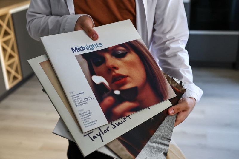 &copy; Reuters. FILE PHOTO: A fan shows Taylor Swift vinyl albums during a meeting with other Swifties in Lyubertsy outside Moscow, Russia September 15, 2024.  REUTERS/Evgenia Novozhenina/File Photo