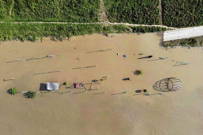 &copy; Reuters. FILE PHOTO: A drone view of the Oder river, in Wroclaw, Poland, September 19, 2024. Agencja Wyborcza.pl/Patryk Ogorzalek via REUTERS/ File Photo