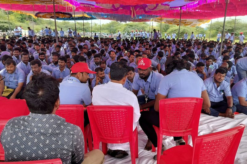 &copy; Reuters. FILE PHOTO: Workers of a Samsung facility speak with their union leader E. Muthukumar during a strike to demand higher wages at its Sriperumbudur plant near the city of Chennai, India, September 11, 2024. REUTERS/Praveen Paramasivam/File Photo