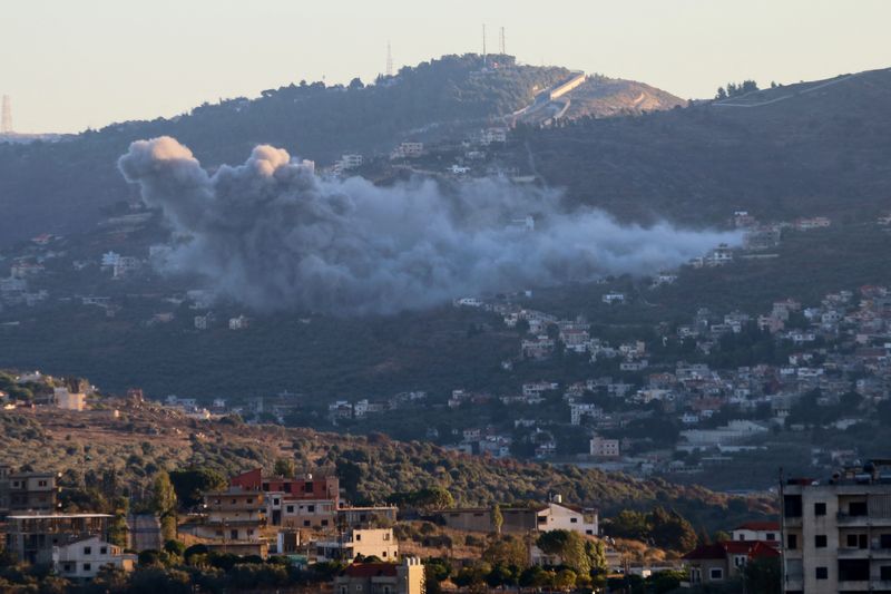 &copy; Reuters. Smoke rises from the southern Lebanese village of Kfar Kila, amid ongoing cross-border hostilities between Hezbollah and Israeli forces, as pictured from Marjayoun, near the border with Israel, September 18, 2024. REUTERS/Karamallah Daher/File Photo