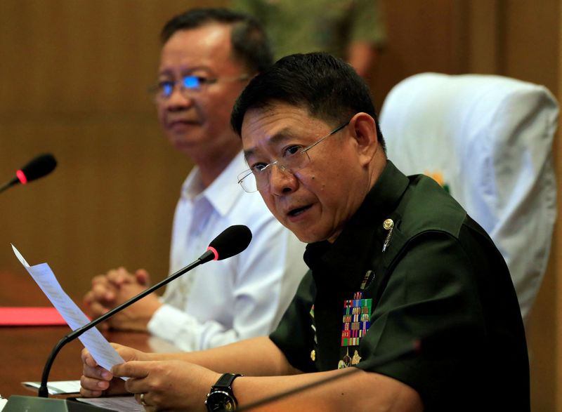 &copy; Reuters. FILE PHOTO: Armed Forces of the Philippines (AFP) Chief of Staff Gen. Eduardo Ano (R) with Philippine Drug Enforcement Agency (PDEA) Director General Isidro Lapena, answer questions after signing the memorandum of agreement allowing government troops to a