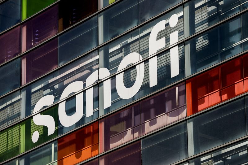 © Reuters. FILE PHOTO: The logo of French drugmaker Sanofi is seen a the Sanofi Genzyme Polyclonals in Lyon, France, September 30, 2023. REUTERS/Gonzalo Fuentes/File Photo