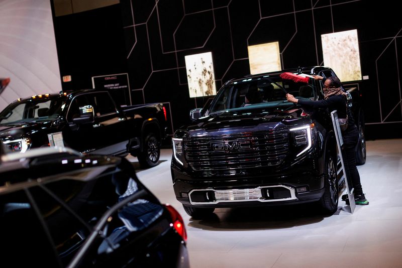 © Reuters. A worker cleans a GMC Sierra 1500 at the Canadian International Auto Show in Toronto, Ontario, Canada February 15, 2024. REUTERS/Cole Burston/File Photo