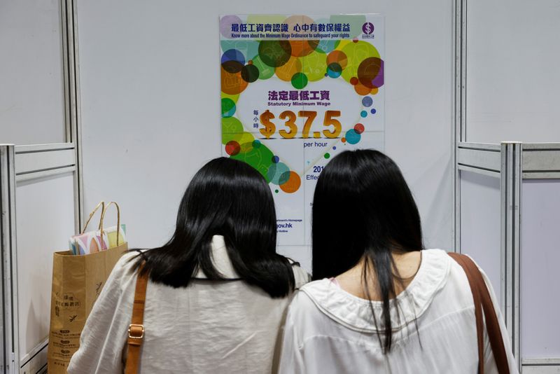 © Reuters. FILE PHOTO: Job seekers fill out forms at the Wan Chai Job Fair in Hong Kong, China, October 29, 2020. REUTERS/Tyrone Siu/File Photo