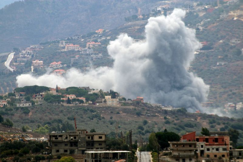 © Reuters. Smoke rises from the southern Lebanese village of Kfar Kila, amid ongoing cross-border hostilities between Hezbollah and Israeli forces, as pictured from Marjayoun, near the border with Israel, September 20, 2024. REUTERS/Karamallah Daher