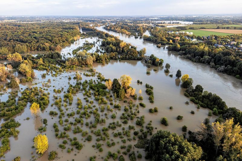 &copy; Reuters. A drone view of the Oder river, in Wroclaw, Poland, September 19, 2024. Agencja Wyborcza.pl/Patryk Ogorzalek via REUTERS