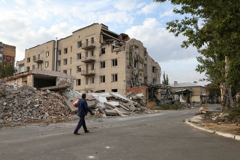 &copy; Reuters. Un uomo passa davanti a un edificio danneggiato da un attacco militare russo nella città di Pokrovsk, durante l'attacco russo all'Ucraina, nella regione di Donetsk, Ucraina, 17 settembre 2024. REUTERS/Anton Shynkarenko/File Photo