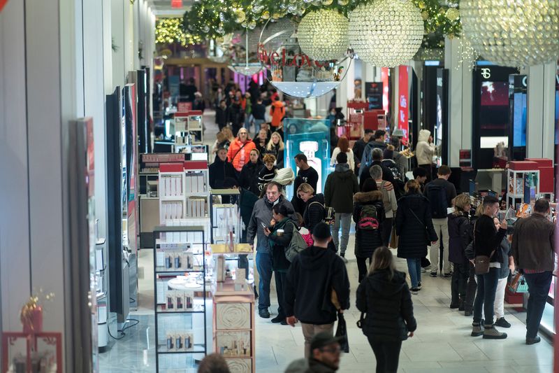 © Reuters. People look for presents at the Macy’s flagship store during the holiday season in New York City, U.S., December 10, 2023. REUTERS/Eduardo Munoz/File Photo