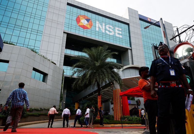 &copy; Reuters. FILE PHOTO: A guard stands at the gate of the National Stock Exchange (NSE) in Mumbai, India, September 6, 2024. REUTERS/Francis Mascarenhas/File Photo