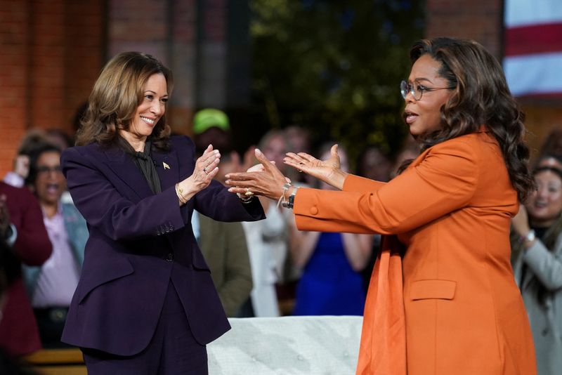 &copy; Reuters. Kamala Harris e Oprah Winfrey durante evento em Detroitn 19/9/2024    REUTERS/Kevin Lamarque