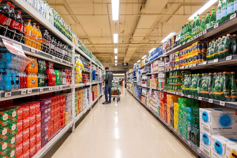 &copy; Reuters. A person shops in the beverage aisle at a grocery store in Toronto, Ontario, Canada November 22, 2022.  REUTERS/Carlos Osorio