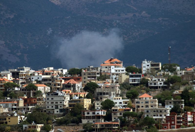 &copy; Reuters. Fumo si leva dal villaggio libanese di Khiam, in mezzo alle ostilità transfrontaliere in corso tra Hezbollah e le forze israeliane, ripreso da Marjayoun, vicino al confine con Israele, 20 settembre 2024. REUTERS/Karamallah Daher