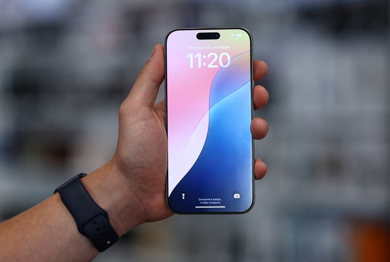 © Reuters. A man holds an Apple iPhone 16 Pro Max ahead of the launch of sales of the new iPhone 16 series smartphones in a store in Moscow, Russia September 20, 2024. REUTERS/Evgenia Novozhenina