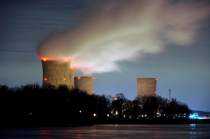 &copy; Reuters. FILE PHOTO: The Three Mile Island nuclear power plant, where the U.S. suffered its most serious nuclear accident in 1979, is seen across the Susquehanna River in Middletown, Pennsylvania in this night view taken March 15, 2011.  REUTERS/Jonathan Ernst/Fil