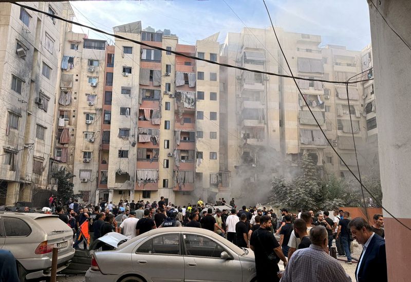 &copy; Reuters. Persone ispezionano il luogo di un attacco israeliano nella periferia meridionale di Beirut, Libano, 20 settembre 2024. REUTERS/Mohamed Azakir