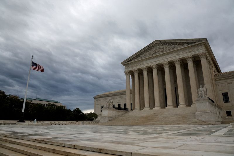 © Reuters. FILE PHOTO: A view of the U.S. Supreme Court building on the first day of the court's new term in Washington, U.S. October 3, 2022.  REUTERS/Jonathan Ernst/File Photo