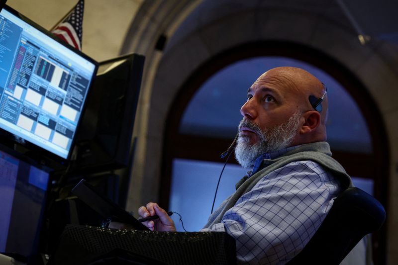 © Reuters. Traders work on the floor at the New York Stock Exchange (NYSE) in New York City, U.S., September 19, 2024.  REUTERS/Brendan McDermid