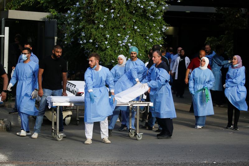 © Reuters. Medical staff waits for the arrival of an ambulance outside of a hospital, after an Israeli strike in the southern suburbs of Beirut, Lebanon, September 20, 2024. REUTERS/Amr Abdallah Dalsh