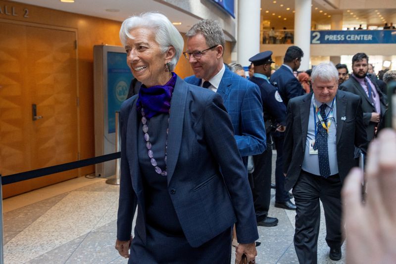 &copy; Reuters. La presidente della Banca centrale europea (Bce) Christine Lagarde arriva per la riunione dei ministri delle Finanze e dei governatori delle banche centrali del G20, in occasione degli incontri annuali di primavera del Fmi e della Banca mondiale del 2024 