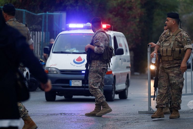 © Reuters. Militares libaneses observam ambulância que chega a hospital, após ataque israelense nos subúrbios ao sul de Beirute
20/09/2024
REUTERS/Amr Abdallah Dalsh