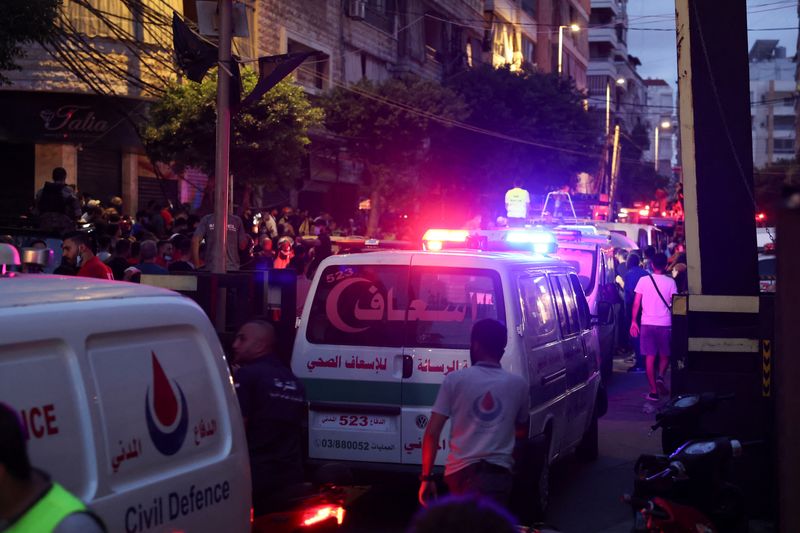 &copy; Reuters. Ambulances are seen near the site of an Israeli strike in the southern suburbs of Beirut, Lebanon, September 20, 2024. REUTERS/Mohamed Azakir