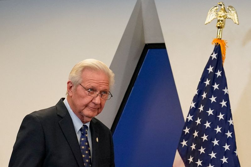 © Reuters. FILE PHOTO: United Steelworkers (USW) President David McCall walks around United Steelworkers headquarters on the day U.S. President Joe Biden visits Pittsburgh, Pennsylvania, U.S., April 17, 2024. REUTERS/Elizabeth Frantz/File Photo