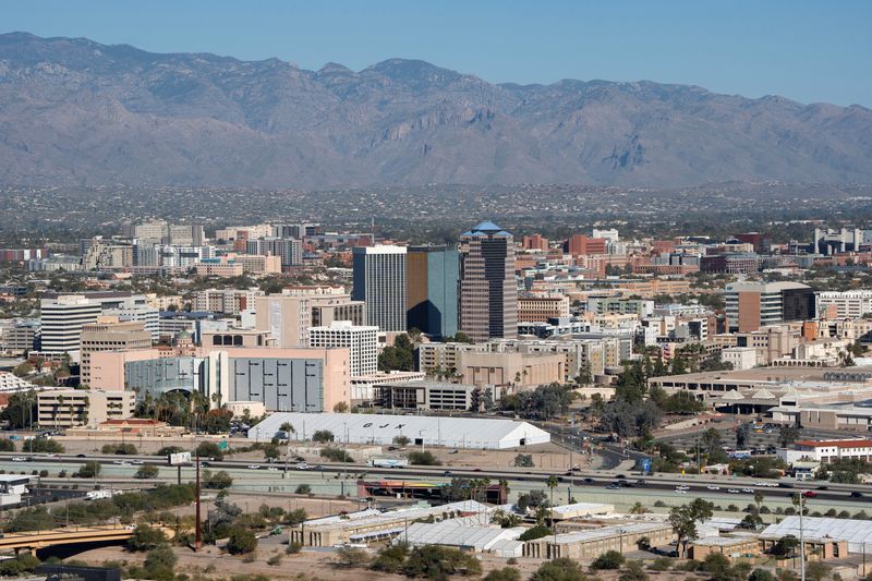 © Reuters. A view of downtown Tucson skyline against the Santa Catalina Mountains in Tucson, Arizona, U.S., December 13, 2023.  REUTERS/Rebecca Noble/File Photo