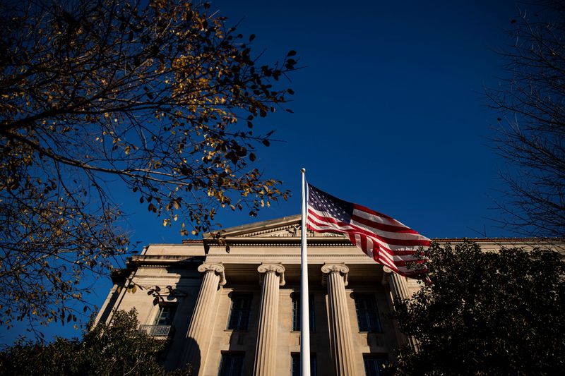 © Reuters. An American flag waves outside the U.S. Department of Justice Building in Washington, U.S., December 15, 2020. REUTERS/Al Drago/File Photo