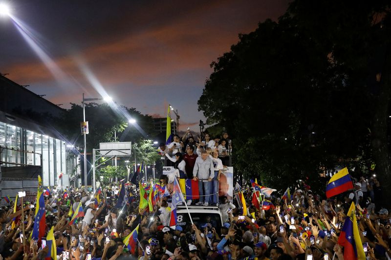 &copy; Reuters. Venezuelan opposition presidential candidate Edmundo Gonzalez and Venezuelan opposition leader Maria Corina Machado participate in a presidential election campaign closing rally in Caracas, Venezuela, July 25, 2024. REUTERS/Leonardo Fernandez Viloria/FIle