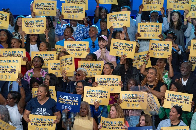 &copy; Reuters. FILE PHOTO: Attendees applaud as U.S. President Joe Biden delivers remarks, during an event on Medicarendrug price negotiations, in this illustration, August 15, 2024. REUTERS/Ken Cedeno/File Photo