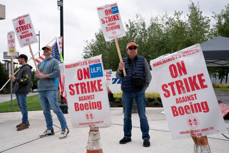 © Reuters. FILE PHOTO: Boeing factory workers and supporters gather on a picket line during the third day of a strike near the entrance to a Boeing production facility in Renton, Washington, U.S. September 15, 2024.  REUTERS/David Ryder/File Photo