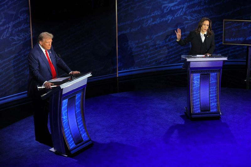 © Reuters. Democratic presidential nominee, U.S. Vice President Kamala Harris speaks during a presidential debate hosted by ABC as Republican presidential nominee, former U.S. President Donald Trump listens, in Philadelphia, Pennsylvania, U.S., September 10, 2024. REUTERS/Brian Snyder/File Photo