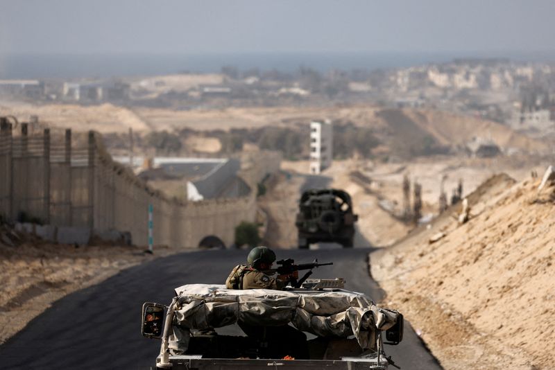 &copy; Reuters. Veículos militares israelenses passam pelo corredor Philadelphi no sul de Gazan13/09/2024nREUTERS/Amir Cohen