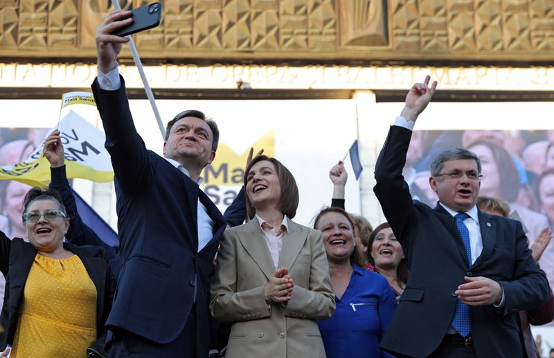 &copy; Reuters. Moldovan incumbent President and candidate in the upcoming presidential election Maia Sandu, Moldovan Prime Minister Dorin Recean and Parliament Speaker Igor Grosu attend Sandu's campaign rally in Chisinau, Moldova September 20, 2024. REUTERS/Vladislav Cu