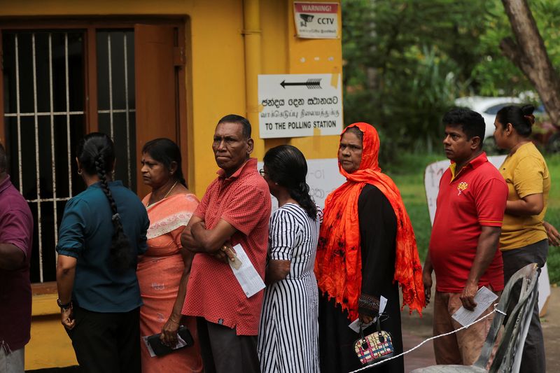 © Reuters. People stand in a queue to vote at a polling station during the presidential election in Colombo, Sri Lanka, September 21, 2024. REUTERS/Dinuka Liyanawatte