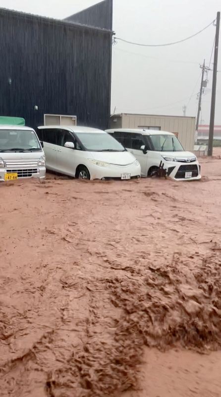 © Reuters. Vehicles are partially submerged in floodwater, amidst heavy rains, in Wajima, Ishikawa Prefecture, Japan, September 21, 2024, in this screen grab taken from a social media video. @kohei_kirimoto/via REUTERS