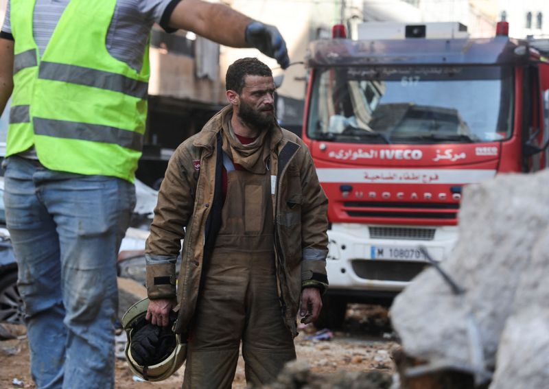 © Reuters. Emergency personnel work at the site of Friday's Israeli strike, as search and rescue operations continue, in Beirut's southern suburbs, Lebanon September 21, 2024. REUTERS/Amr Abdallah Dalsh