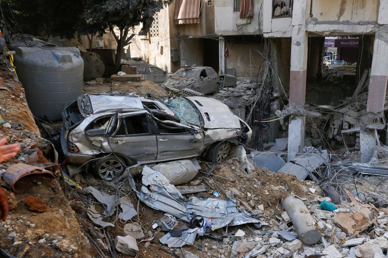 © Reuters. A view of damaged vehicles at the site of Friday's Israeli strike, as search and rescue operations continue, in Beirut's southern suburbs, Lebanon September 21, 2024. REUTERS/Amr Abdallah Dalsh