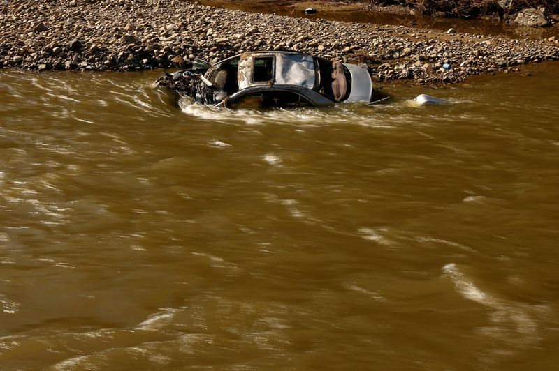 © Reuters. FILE PHOTO: Destroyed car at the Biala Ladecka river lies submerged after flooding in Zelazno, Poland, September 20, 2024. REUTERS/Kacper Pempel/File Photo