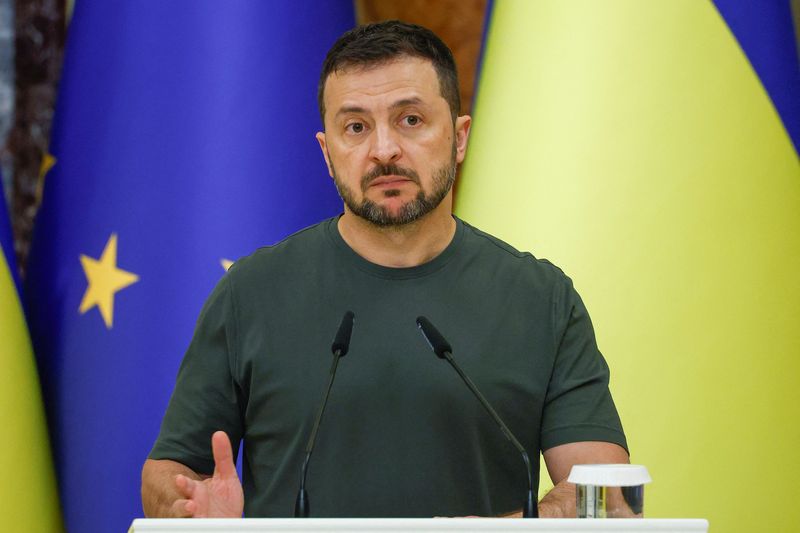 © Reuters. FILE PHOTO: Ukraine's President Volodymyr Zelenskiy attends a joint press conference with European Commission President Ursula Von der Leyen (not pictured), amid the Russia-Ukraine conflict, in Kyiv, Ukraine September 20, 2024. REUTERS/Valentyn Ogirenko/File Photo