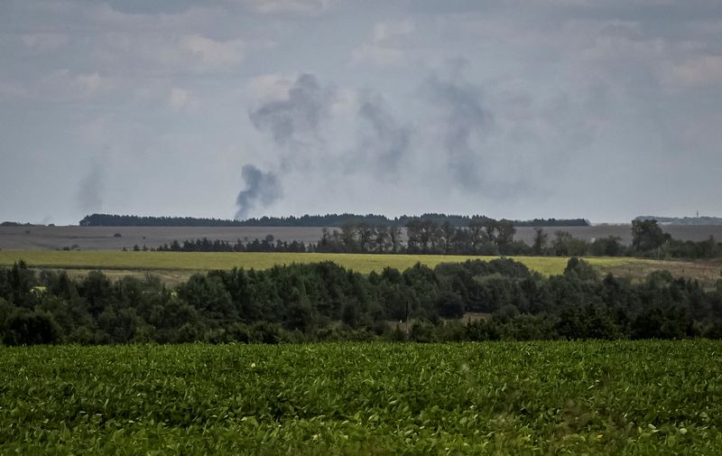 © Reuters. Smoke rises in the sky after shelling at the Russian border, amid Russia's attack on Ukraine, in Sumy region, Ukraine August 10, 2024. REUTERS/Viacheslav Ratynskyi/File Photo