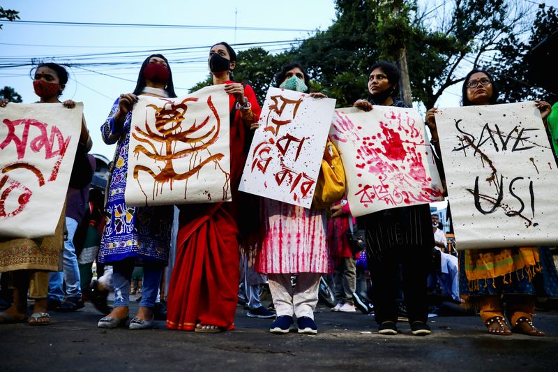 &copy; Reuters. FILE PHOTO: Bangladeshi writers and activists take part in a human chain demanding to stop communal violence and justice for the violence against Hindu communities during Durga Puja festival in Dhaka, Bangladesh, October 19, 2021. REUTERS/Mohammad Ponir H