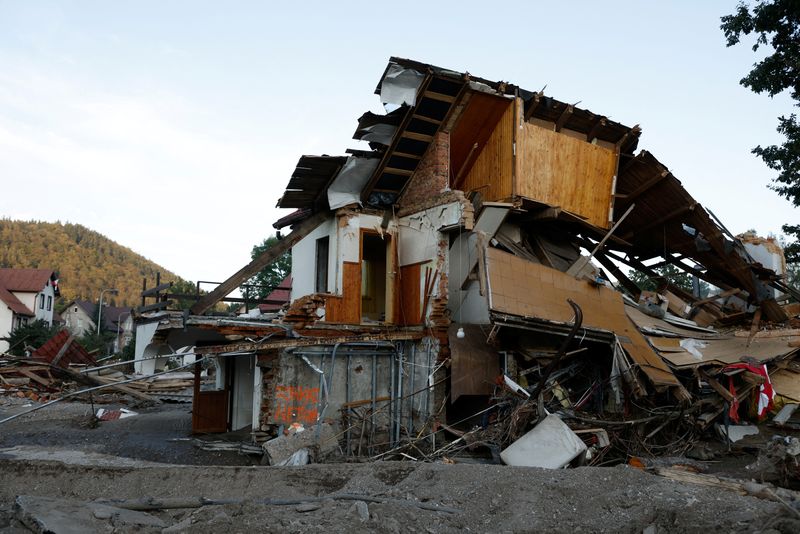 &copy; Reuters. A destroyed building is seen days after an intensive flood in Stronie Slaskie, Poland, September 20, 2024. REUTERS/Kuba Stezycki