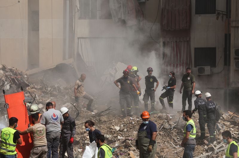 © Reuters. Emergency personnel work at the site of an Israeli attack on Friday, as search and rescue operations continue, in the southern suburbs of Beirut, Lebanon September 21, 2024. REUTERS/Amr Abdallah Dalsh