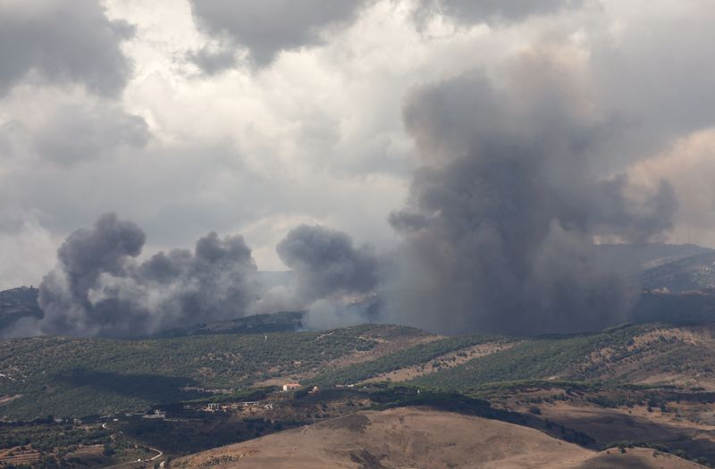 &copy; Reuters. Smoke rises from Jabal al-Rihan, amid ongoing cross-border hostilities between Hezbollah and Israeli forces, as pictured from Marjayoun, southern Lebanon, near the border with Israel, September 21, 2024. REUTERS/Karamallah Daher