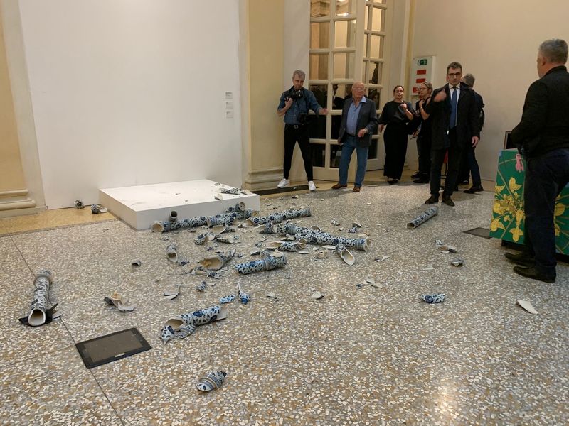 &copy; Reuters. 'Cubo de Porcelana' do artista Ai Weiwei é retratado após ser destruído por um homem durante a exposição de abertura, em Bolonha, Itália, em 20 de setembro de 2024. Genus Bononiae Press Office/Handout via REUTERS